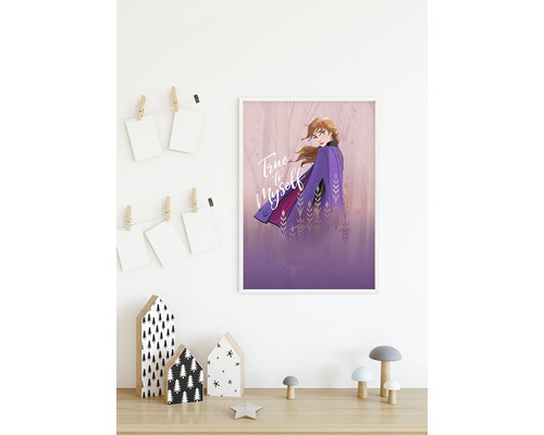 Decoratieve muurdecoratie met Anna van Frozen met belettering in een lichte kamer