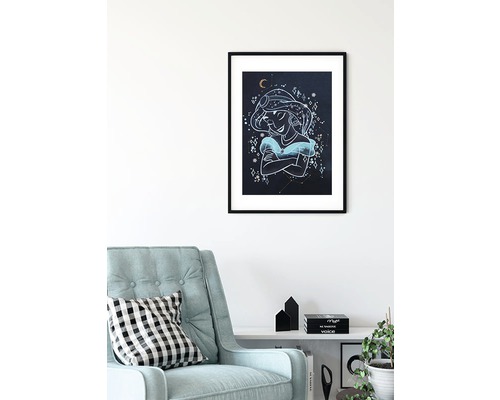 Ingelijste afbeelding met een illustratie van prinses Jasmine, hangend aan de muur boven een fauteuil en een plank