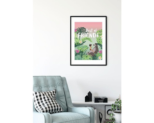 Ingelijste kinderkamerprint met jungle thema en de tekst Beste Vrienden hangt aan een witte muur boven een fauteuil.