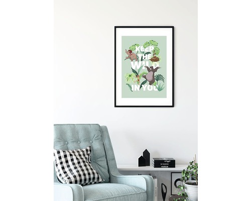 Ingelijste poster van Jungle Boek met de tekst ''Keep the wild in you'' boven fauteuil