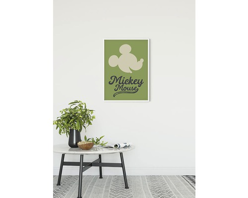 Decoratieve Mickey Mouse wandafbeelding in lijst boven een tafel