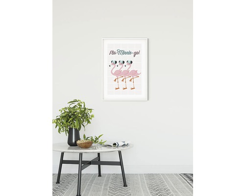 Decoratieve afbeelding met flamingo''s in lijst boven een tafel