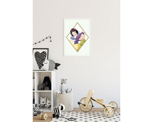 Kinderkamer met een ingelijste afbeelding van Sneeuwwitje en een dwerg aan de muur, een plank, speelgoed en een houten driewieler.