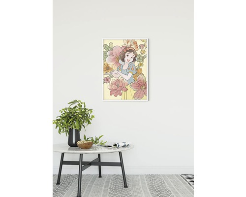 Ingelijste poster met Sneeuwwitje en bloemenmotief aan de muur
