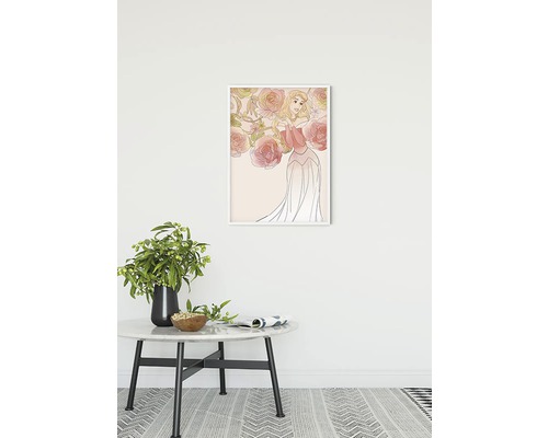 Ingelijste poster met een afbeelding van een vrouw en rozen, siert een kamer met tafel en bloemenvaas.