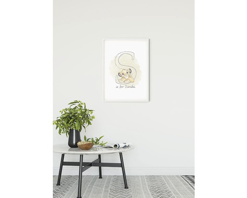 Decoratieve ingelijste poster met de letter S en een afbeelding van Simba aan een muur boven een tafel