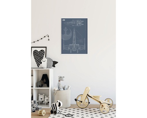 Kinderkamer met een poster aan de muur met een ruimteschip erop