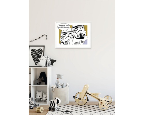 Kinderkamer met rek, speelgoed en ingelijste Star Wars Stormtrooper-poster aan de muur