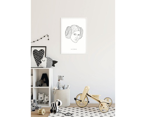 Kinderkamer met rek, speelgoed en een poster van Leia Organa