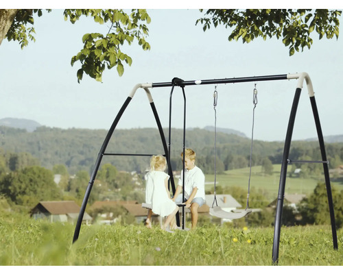 Schommel met twee kinderen in de tuin