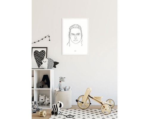 Kinderkamer met ingelijst portret, plank en speelgoed