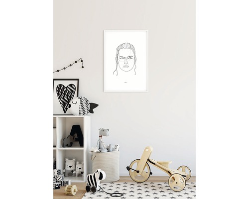 Kinderkamer met wanddecoratie, speelgoedrek en houten fiets.