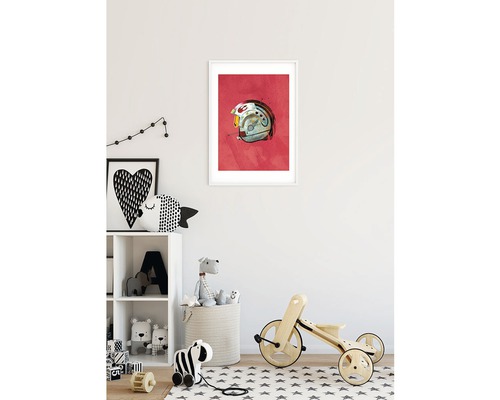 Kinderkamer met poster van een helm aan de muur, plank en speelgoed