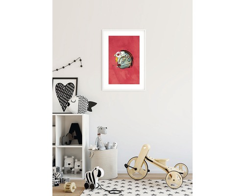 Kinderkamer met helmmotief in lijst, plank en speelgoed
