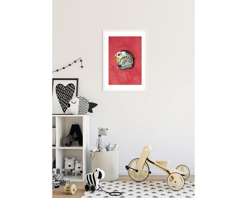 Decoratieve kinderkamer met afbeelding van een helm, plank en speelgoed