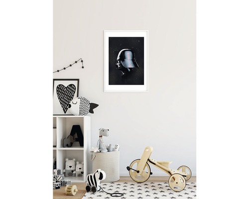 Decoratieve poster met Darth Vader-motief in witte lijst aan de muur in de kinderkamer.