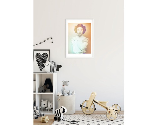 Kinderkamer met ingelijste prinses Leia poster, plank, speelgoed en driewieler