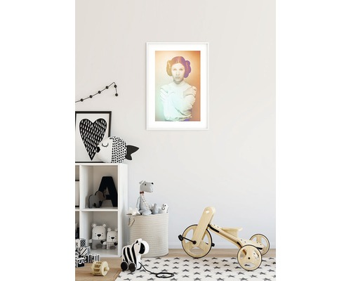 Kinderkamer met plank, speelgoed en ingelijst portret aan de muur