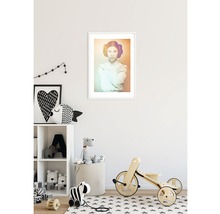 Kinderkamer met plank, speelgoed en ingelijst portret aan de muur