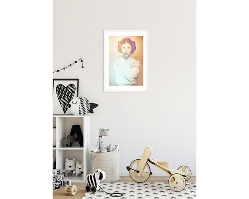 Kinderkamer met plank, speelgoed en ingelijst portret aan de muur