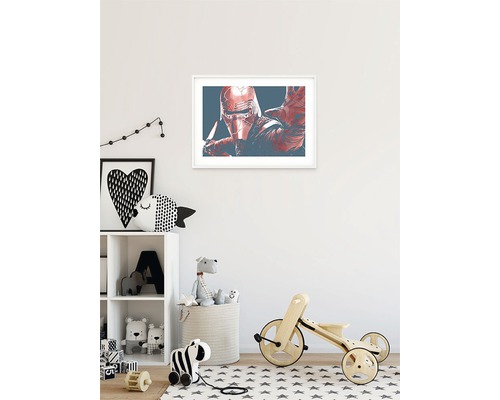 Gedecoreerde kinderkamer met speelgoed en een ingelijste Star Wars afbeelding aan de muur