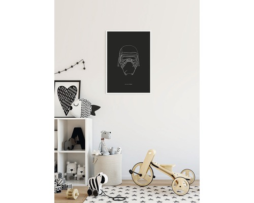 Decoratieve kinderkamer met een poster van Kylo Ren, een plank, speelgoed en een houten loopfiets.