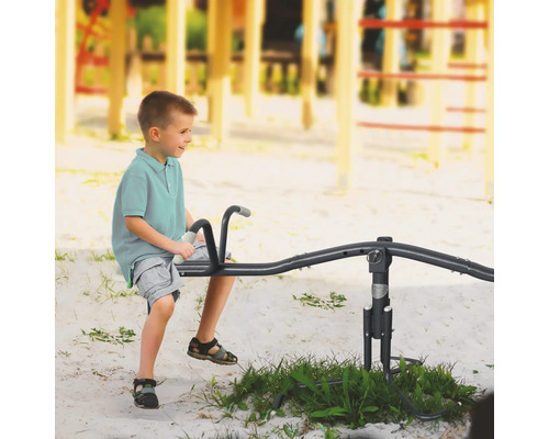 Jongen op een wip op een speelplaats
