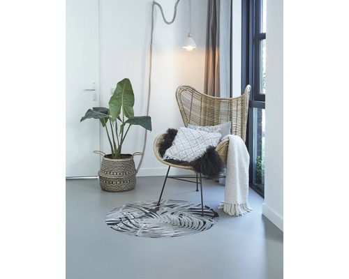 Decoratieve woonkamer met fauteuil, kamerplant, vloerkleed en verlichting