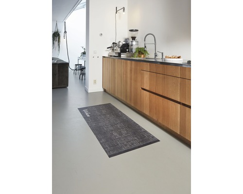 Grijze keukenmat in modern keukenontwerp.