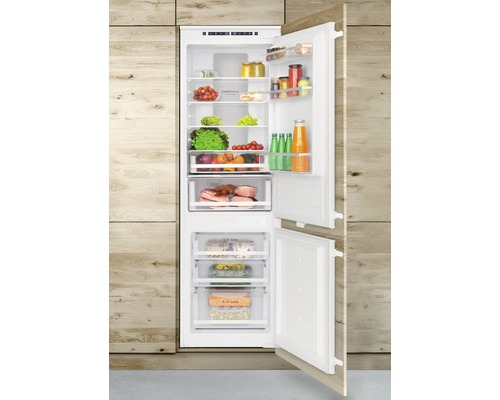 Geopende koelkast met levensmiddelen