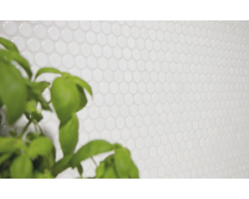 Wand met ronde mozaïektegels