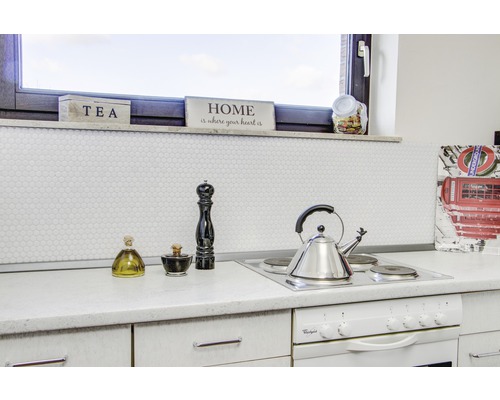 Keukenscène met kookplaat, waterkoker en decoratieve objecten