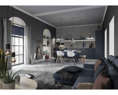 Interieurbeeld van een woon- en eetkamer met bank, tafel, stoelen en kitchenette