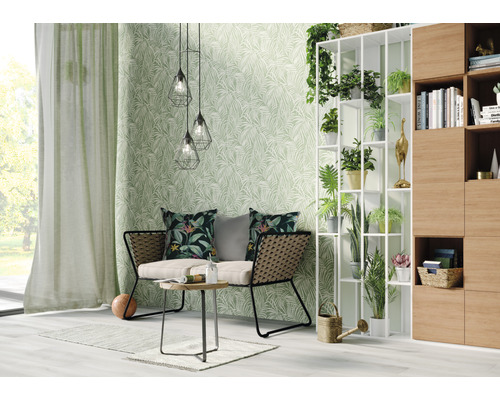 Woonkamer met bank, tafel, rek, kamerplanten en bloemenbehang