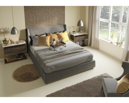 Slaapkamer met bed, nachtkastjes en decoraties