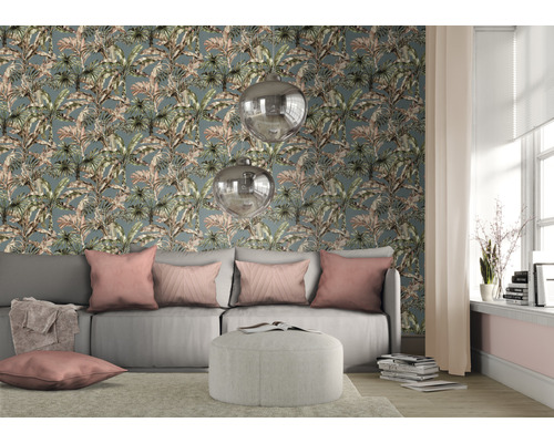 Woonkamer met bank, kussens en decoratie voor een behang met plantenpatroon