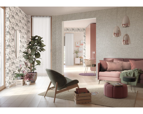 Lichte woonkamer met bank, fauteuil, kamerplanten en patroonbehang