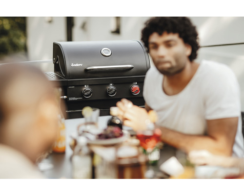 Enders barbecue met mensen in de tuin