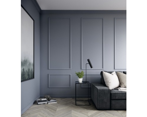 Woonkamer met bank, bijzettafel, lamp en wanddecoratie