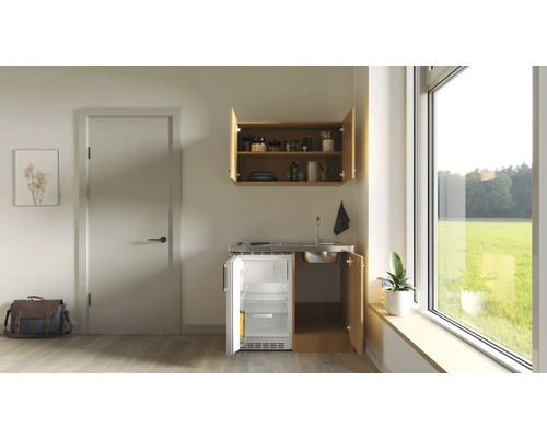 Compacte kitchenette met spoelbak, kookplaat, koelkast en hangkast in een lichte, vriendelijke omgeving.