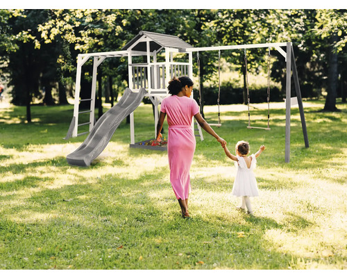 Speeltuin met schommel, glijbaan en speeltoren in de tuin