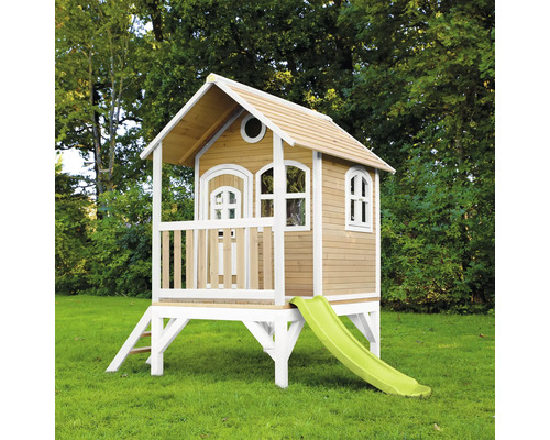 Houten speelhuis met glijbaan in de tuin