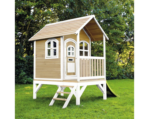 Houten speelhuis met glijbaan in de tuin