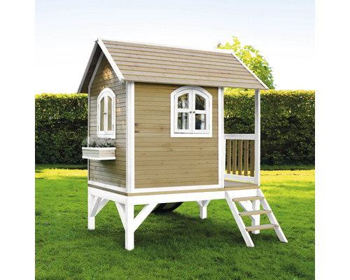 Houten speelhuis op palen met trap en ramen in de tuin