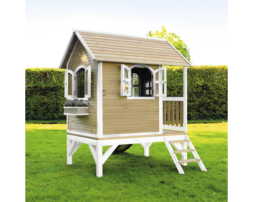 Houten speelhuis met trap en ramen voor in de tuin