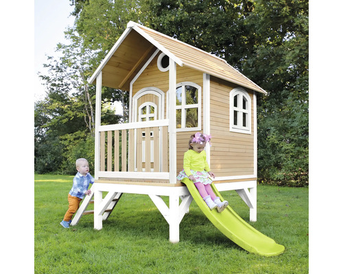 Houten speelhuis met glijbaan en twee kinderen in de tuin.