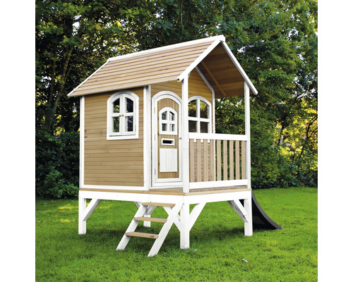 Houten speelhuis met glijbaan in de tuin