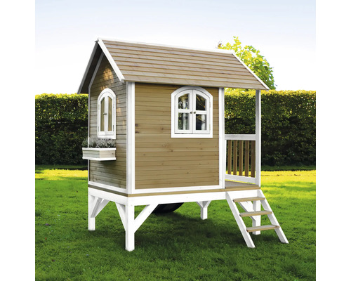 Houten speelhuis met veranda en trap in de tuin