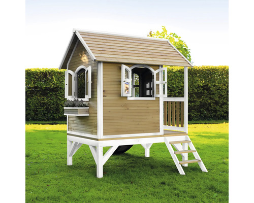 Houten speelhuis met trap en ramen voor in de tuin