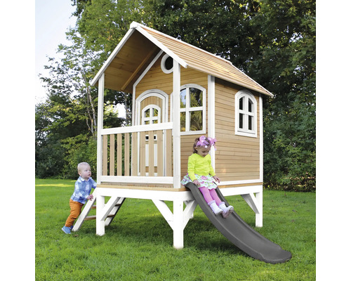 Houten speelhuis met glijbaan en kinderen in de tuin.